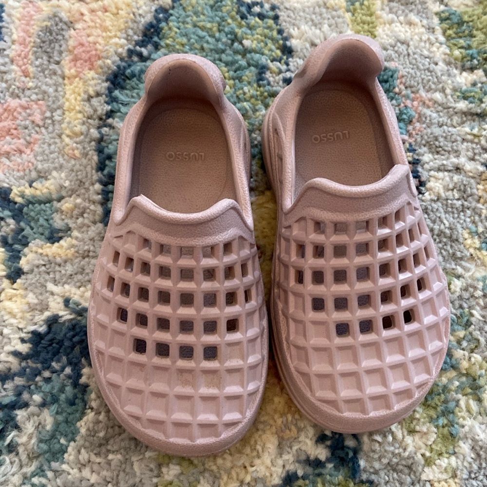 Lusso Cloud- dark pink/purplish- size 9